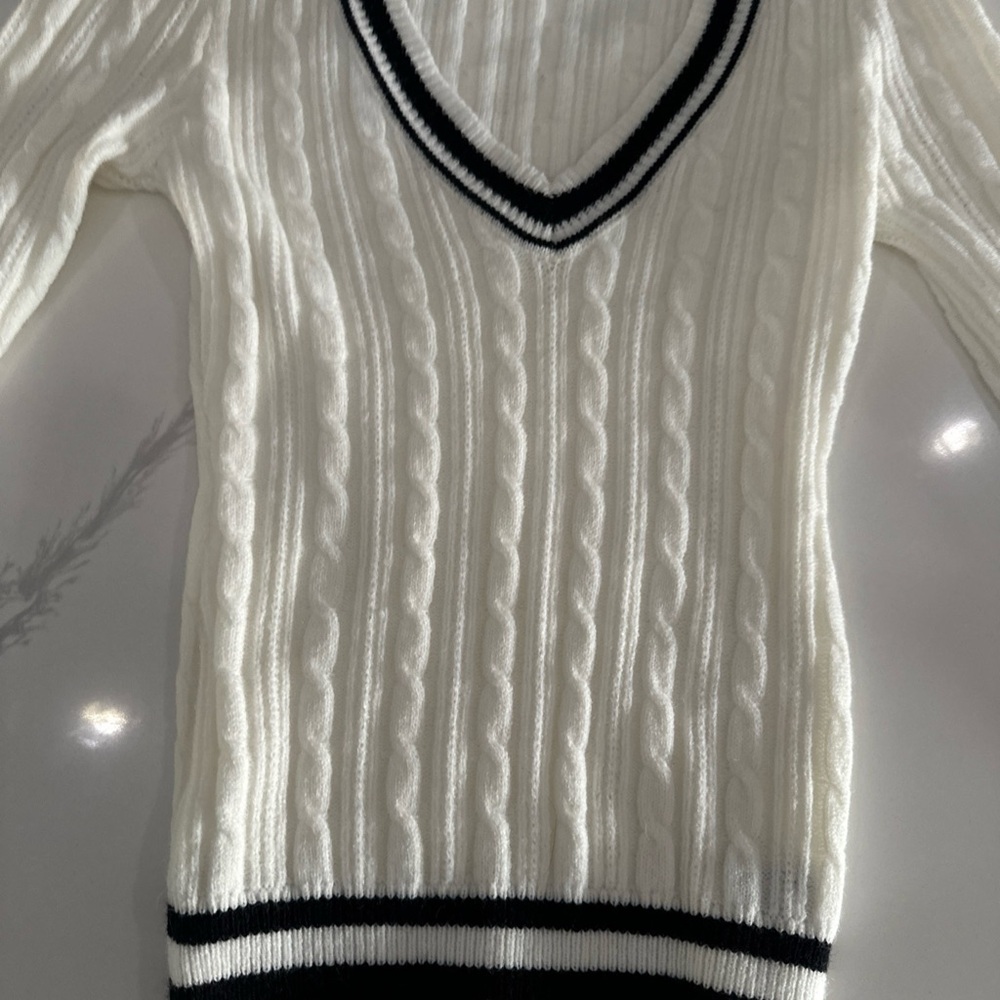 V-Neck Cable Knit Sweater - Black/White in Size Small